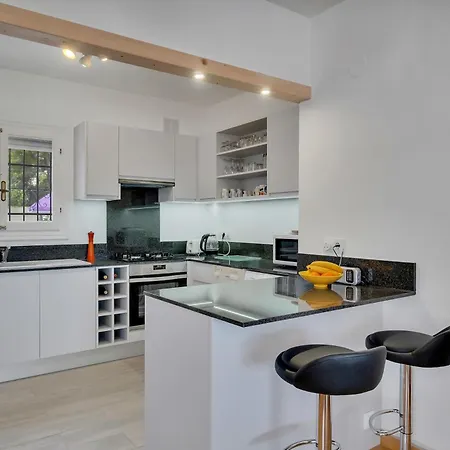 Casa Nico- By Aldertons וילה
